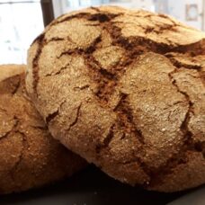 Ruisleipä Paunolan tilan muna-autosta